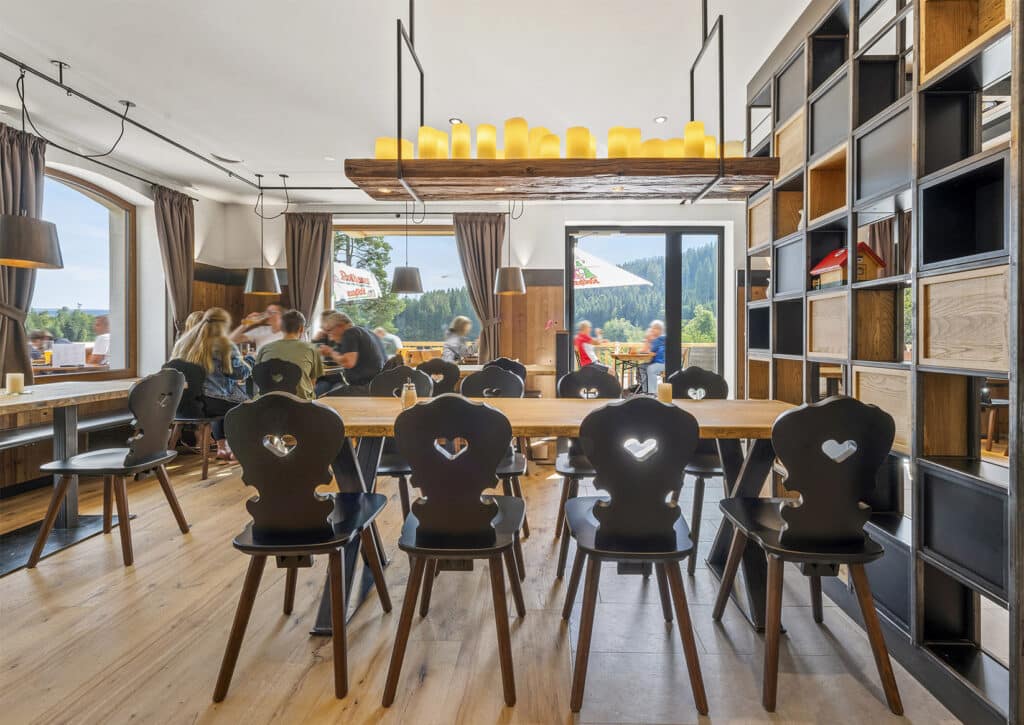 Innenraum des Restaurants der Köhlerei am See